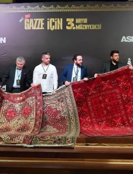 Fatih’te düzenlenen müzayedede sanat iyilikle buluştu: Tüm gelir Gazze’ye gönderilecek