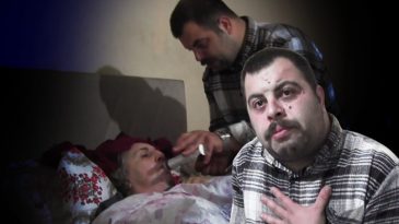 Fel&ccedil;li Annesine Hayatını Adayan Oğul: 'Ayağını &Ouml;per, Koklarım; Cennet Kokuyor'