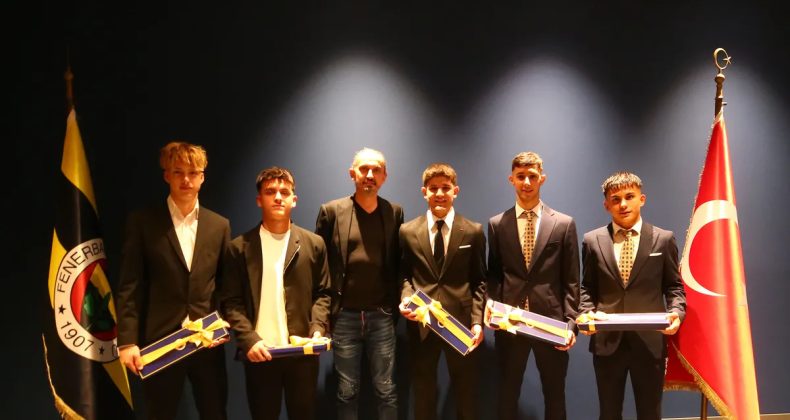 Fenerbahçe, 5 Genç Futbolcu ile Profesyonel Sözleşme İmzaladı
