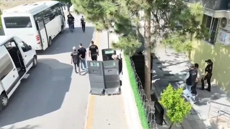 FETÖ'ye Yönelik Operasyonlarda 67 Şüpheli Tutuklandı