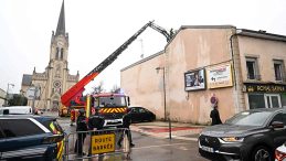 Fransa&rsquo;da &Uuml;&ccedil; Katlı Bina Yangını: 5 Kişi Hayatını Kaybetti