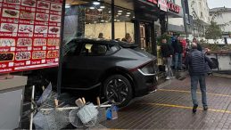 Fren Yerine Gaza Bastı: D&uuml;kkanın Camından İ&ccedil;eri Girdi!