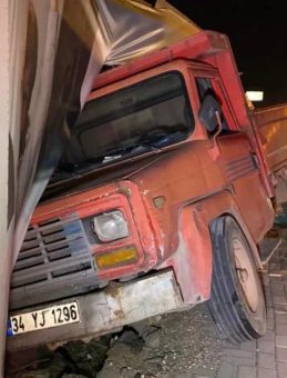 Freni Patlayan Kamyon Ortalığı Karıştırdı: 2 Yaralı