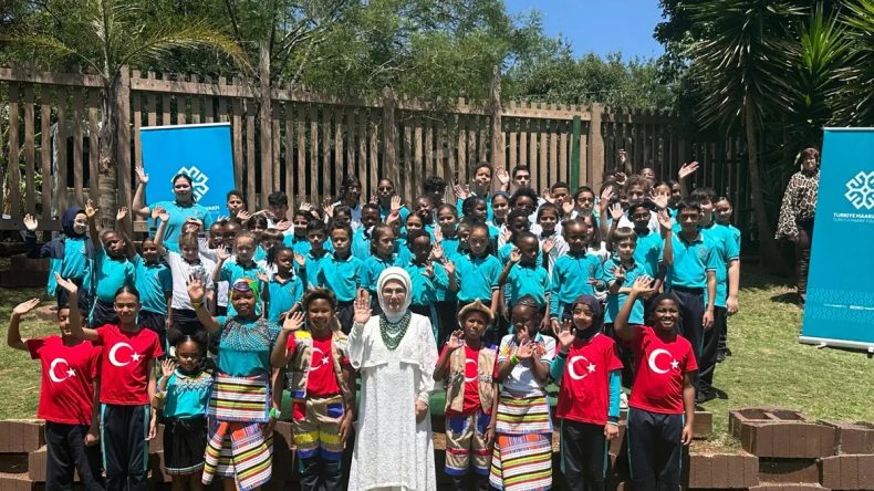 G20 Zirvesi: Emine Erdoğan Türkiye Maarif Vakfı'nı Ziyaret Etti