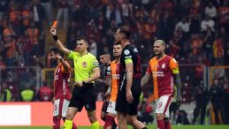Galatasaray'dan Dikkat &Ccedil;eken VAR Tepkisi! Kırmızı Kart ve Penaltı Olayı…