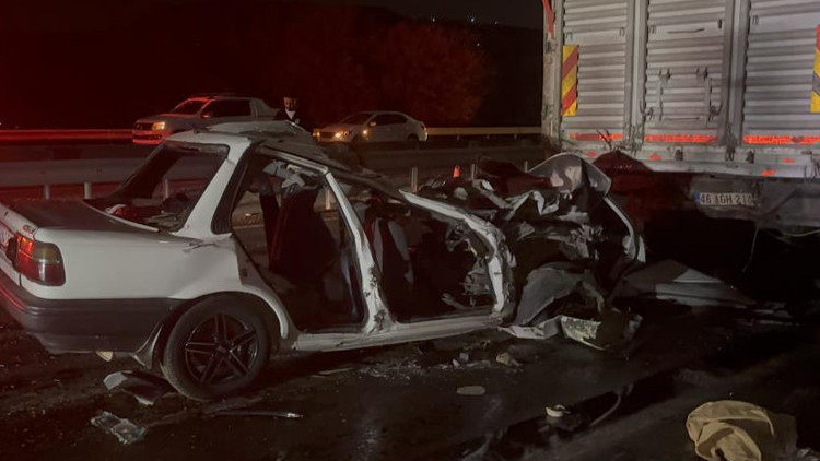 Gaziantep'te Feci Kaza: Otomobil Kamyona Arkadan Çarptı, 3 Kişi Hayatını Kaybetti