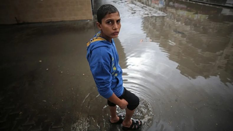 Gazze’de Çadırlar Su Baskınına Uğradı