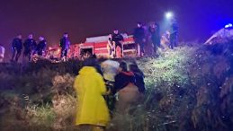 G&ouml;&ccedil;men Ka&ccedil;ak&ccedil;ıları Kaza Yaptı: 9 Yaralı