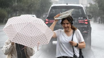 G&ouml;k g&uuml;r&uuml;lt&uuml;l&uuml; kuvvetli sağanak geliyor! Pus ve sis etkili olacak: İstanbul ve Ankara dahil 30 ilde yağmur alarmı | İşte yağış beklenen iller