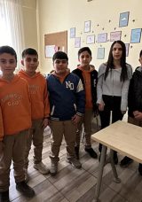 G&ouml;zleri g&ouml;rmese de her &ouml;ğrencinin hayatına ışık oluyor! Ber&ccedil;em &ouml;ğretmen &uuml;&ccedil; ayda okulun vazge&ccedil;ilmezi oldu
