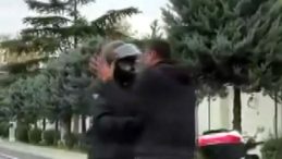 G&Uuml;NDEM&hellip; İstanbul Avcılar'da Trafik Kavgası: İki S&uuml;r&uuml;c&uuml; Yumruklaştı