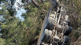 Hafriyat Kamyonu Toprak Yolda U&ccedil;uruma D&uuml;şt&uuml;: S&uuml;r&uuml;c&uuml; Yaralı!