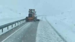 Hakkari'de Ekiplerin Karla Mücadelesi Devam Ediyor