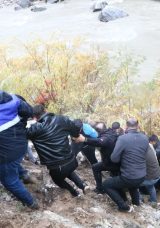 Hakkari'de Heyecan Verici Kaza: Kamyonet Zap Suyu&rsquo;na D&uuml;şt&uuml;! 4 Yaralı