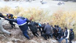 Hakkari'de Heyecan Verici Kaza: Kamyonet Zap Suyu’na Düştü! 4 Yaralı