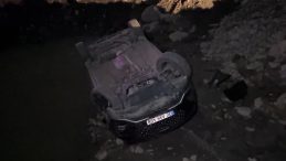 Hakkari'de Kaygı Verici Kaza: Otomobil Dereye Düştü! 2 Yaralı