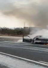 Halfeti&rsquo;de Seyir Halindeki Otomobil Alev Aldı, S&uuml;r&uuml;c&uuml; Son Anda Kurtuldu