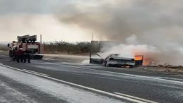 Halfeti&rsquo;de Seyir Halindeki Otomobil Alev Aldı, S&uuml;r&uuml;c&uuml; Son Anda Kurtuldu