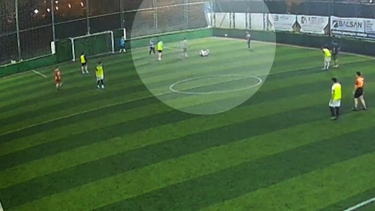 Halı Sahada Panik Anları! Arkadaşlarının Müdahalesiyle Hayatta Kaldı