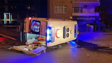 Hasta Taşıyan Ambulans Otomobille &Ccedil;arpıştı: 5 Kişi Yaralandı