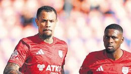 Hatay evine d&ouml;nd&uuml; Pendik hız kesmedi