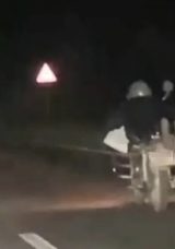 Hatay'da Motosikletli Maganda Kamerada: Hem Ceza Yedi Hem de Ehliyeti Gitti!