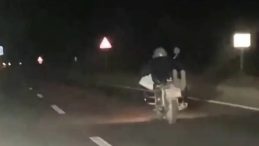 Hatay'da Motosikletli Maganda Kamerada: Hem Ceza Yedi Hem de Ehliyeti Gitti!