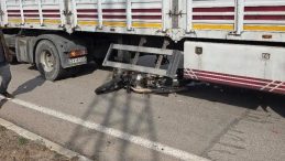 Hatay'da Y&uuml;rek Burkan Kaza: Motosiklet TIR'a &Ccedil;arptı, Hayatını Kaybetti!