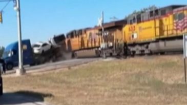 Hemzemin Ge&ccedil;itte Korkun&ccedil; Kaza: Tren Tırı Par&ccedil;alamış Halde Buldu