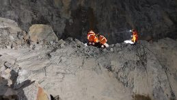 Hindistan'daki Taş Ocağında &Ccedil;&ouml;kme: Enkazın Altında Kalanlar Var