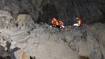 Hindistan'daki Taş Ocağında &Ccedil;&ouml;kme: Enkazın Altında Kalanlar Var