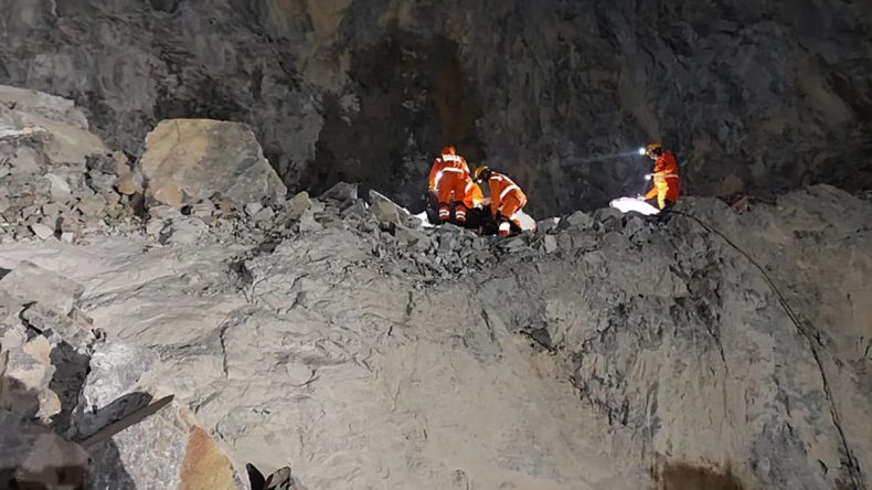 Hindistan'daki Taş Ocağında &Ccedil;&ouml;kme: Enkazın Altında Kalanlar Var