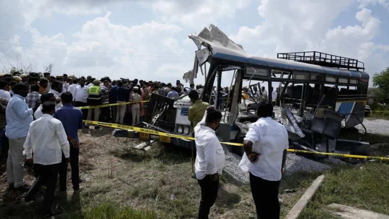 Hindistan’da Feci Kaza: Kamyon Yolcu Otobüsüyle Çarpıştı