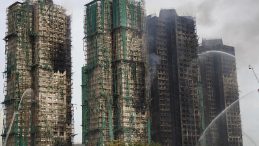 Hong Kong'da Yangın Felaketi: &Ouml;l&uuml; Sayısı 75'e Y&uuml;kseldi, &Uuml;&ccedil; Y&ouml;netici G&ouml;zaltında!