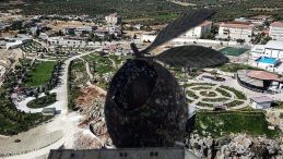 İlçenin Girişine Kurulan Dev Heykel