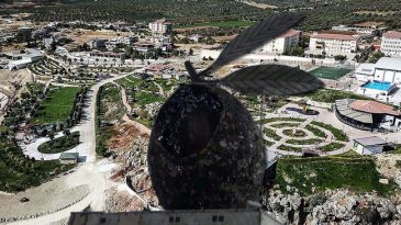 İl&ccedil;enin Girişine Kurulan Dev Heykel