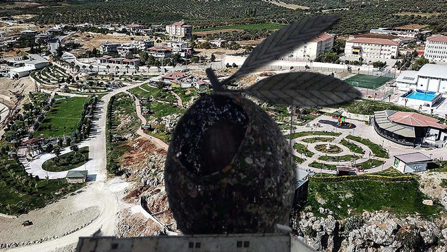 İlçenin Girişine Kurulan Dev Heykel