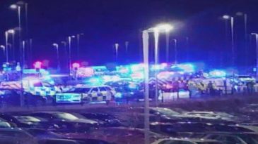 İngiltere'de Trende Bı&ccedil;aklı Saldırı: 9'u Ağır 10 Yaralı