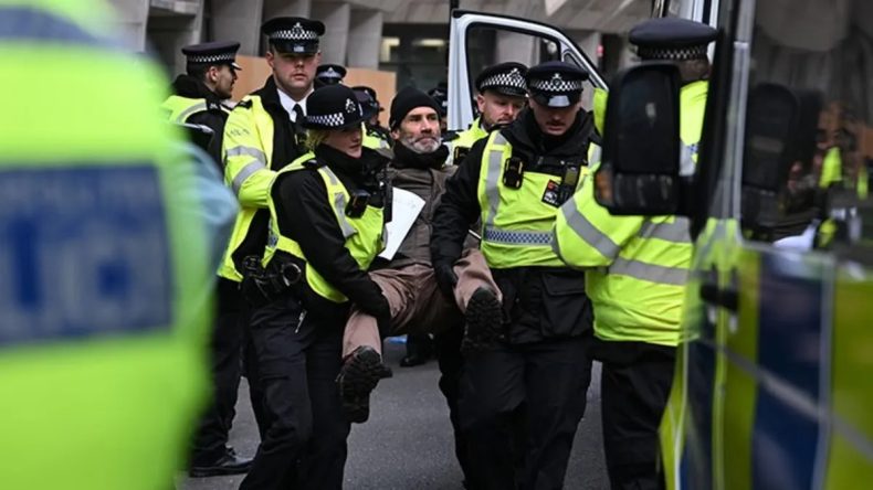 İngiltere’de Yasaklı Palestine Action Grubuna Destek Gösterisinde 47 Kişi Gözaltında