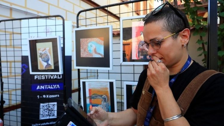 İranlı Ressam, 150'ye Yakın Eserinin Kaybolduğuna Dair Şikayette Bulundu
