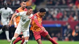 İsmail Jakobs, stattan ayak bileği sargılı ayrıldı!