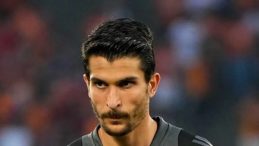 İstanbul – Beşiktaşlı futbolcu Necip Uysal, suç duyurusu için adliyeye gitti