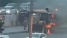 İstanbul Cevizlibağ'da İş Makinesi Yangını: Ekipler Olay Yerinde!