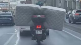 İstanbul'da E-5'te Şaşkına &Ccedil;eviren G&ouml;r&uuml;nt&uuml;