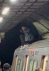 İstanbul'da Şaşırtan Olay: Durakta Bekleyen Metronun &Uuml;zerine &Ccedil;ıktı!