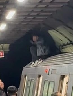 İstanbul'da Şaşırtan Olay: Durakta Bekleyen Metronun Üzerine Çıktı!