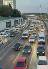 İstanbul'da Trafik Yine Kilitlendi! Harita Kırmızıya D&ouml;nd&uuml;: Yoğunluk Y&uuml;zde 80'e Ulaştı