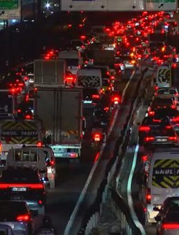İstanbul'da Trafik Yoğunluğu Zirveye Ulaştı