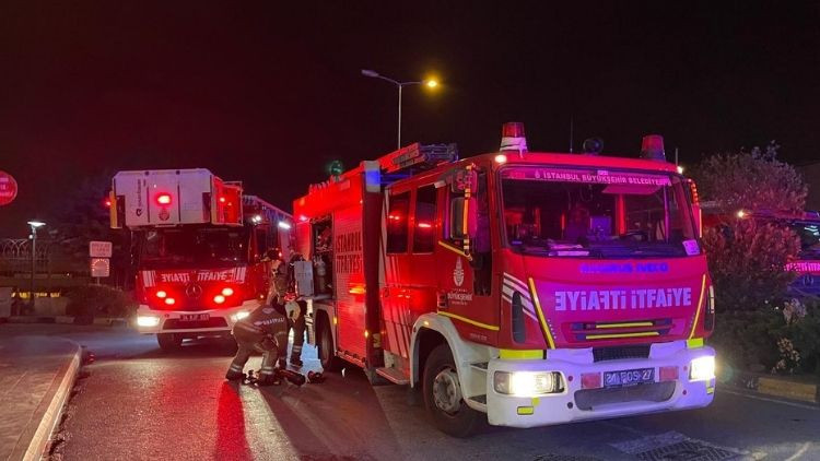İstanbul'da Yüksek Katlı Otelde Yangın: 4 Kişi Hastaneye Sevk Edildi