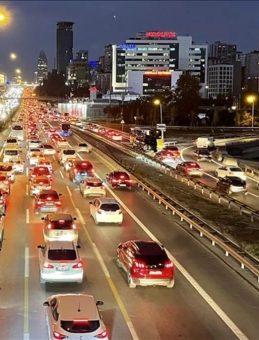 İstanbul&apos;da Akşam Saatlerinde Trafik Kilit! Yoğunluk Yüzde 76&apos;ya Çıktı